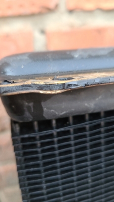 У радиатора подтек, нашёл. Не могу снять крышку , резинка не отходит. 