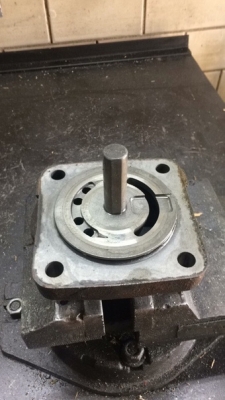 Как проще вытащить ось блока цилиндров?