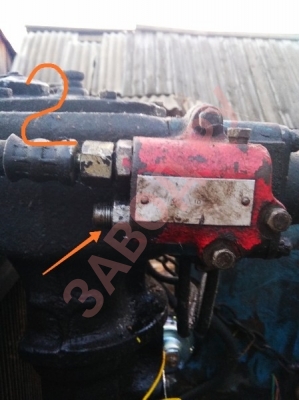 Почему на тракторе руль поворачивается туго?