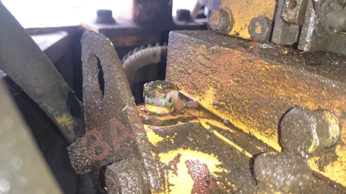 От чего из этого болта из дырочки (на коробке)начало масло вытекать с пузыриками ? Сапун какой- то или что? 