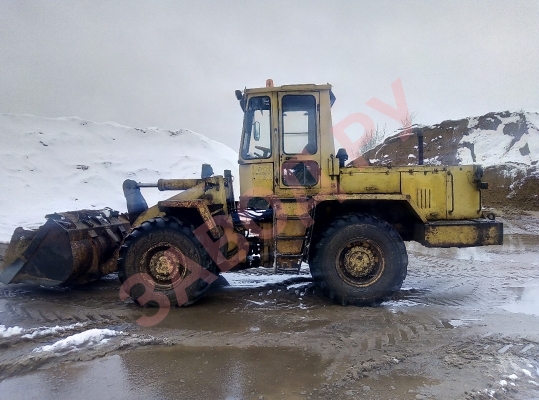 Почему при нажатии на левую педаль не сбрасывает давление и при переключении реверса погрузчик дёргается ?
