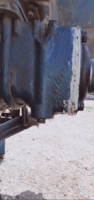 Как вытащить эту шпильку, вроде резьбы нет ,а не вытаскивается? Трактор мтз 80 .