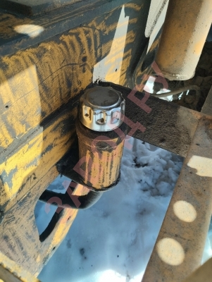 Орловский погрузчик, ПК 33 -01. Как проверить уровень масла в коробке? На амкодорах щуп, а на этом заливная горловина с жесткой сеткой.