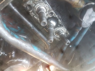 Здраствуйте. Кто с таким сталкивался? Рычаг на распределитель заклинил, не выключается. Мтз. Подскажите, пожалуйста.