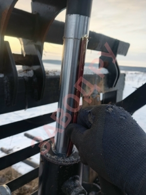  Купил бу вилы, заводского исполнения, но верхний клапан почему то полностью не закрывается,рамка клапана не параллельна относительно нижних зубьев.