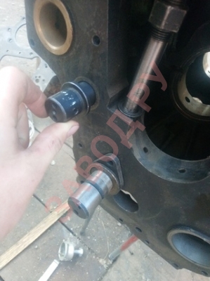 Трактор т-25 . Должен ли этот палец свободно крепиться к блоку? Новый палец свободно входит, а шестерня намертво крепится к пальцу или палец должен в блоке вращяться ?