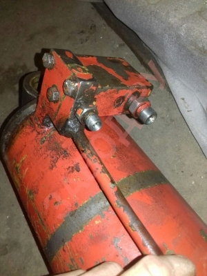 Гидроцилиндр подъема стрелы на манипуляторе, работает с рывками