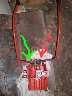 На т25 стоит гидрораспределитель. Левый рычаг подключён к задней навеске и работает нормально, а вот правый рычаг не двигается. Почему?