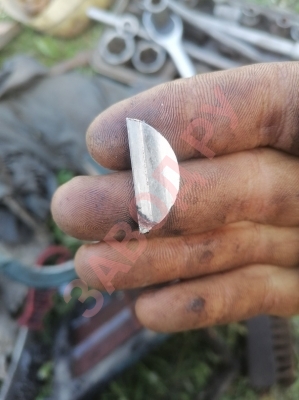 Открутил сливную пробку на кпп мтз, а оттуда выскочила шпонка. Где она должна стоять? Открутил сливную пробку на кпп мтз, а оттуда выскочила шпонка. Где она должна стоять?