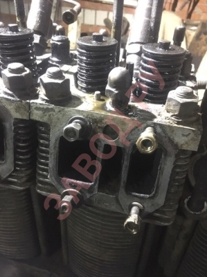 Почему из отверстия в головке между всасывающим и выхлопом дым идёт? Звук как будто подсасывает и стучат коромысла.