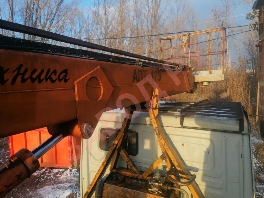 Установка АПТ 17Э. Изначально стрела выдвигалась, но не задвигалась. Нашли причину , перепутаны шланги. Почему сейчас выдвигает вперед и клин ит? .