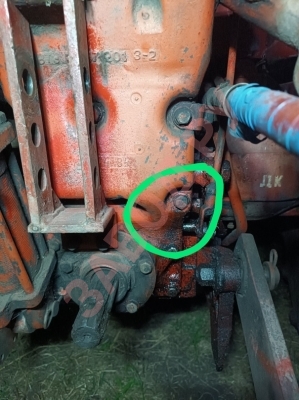 Где сливная пробка гидравлики т-25? 