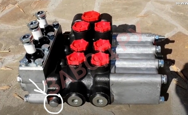 Можно ли сбоку отверстие заглушить на распределителе МР80 4/1 222? 