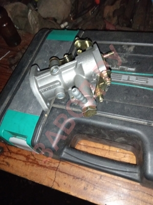  Карбюратор такой вот новый.. Почему пускач работает ровно столько, сколько в нём бензина и глохнет ?