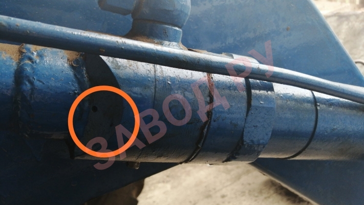 Почему из этого клапана давит масло ?