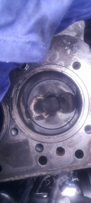 Снял гбц на мтз82 д240, на первом цилиндре на поршне следы клапанов без вмятин. Раньше был небольшой стук.