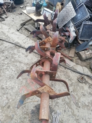 Как правильно расположить ножи фрезы: первый вариант через один. или второй вариант по спирали ? 