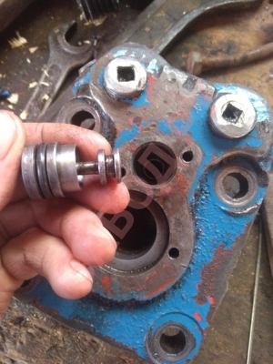 Должна ли быть здесь резинка,разбирал не было. Проточка как будто для рез.кольца? 