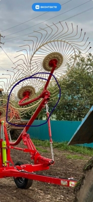 Отзывы про грабли ворошилки. Фирмы Харвест. Понравилось тем, что во втором и четвертом колесах рама изогнута вверх. Не забивается.