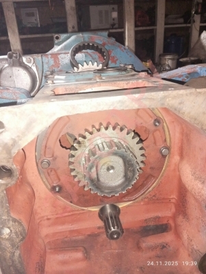 Должна ли болтаться шестерня на силовом вале или нет? Кольцо и упорная шайба стоят. 