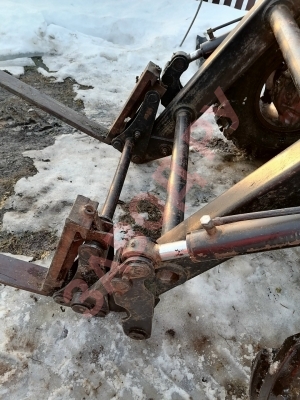 Один цилиндр выдвигается больше другого, поэтому ковш одеть или бревно зацепить сложно. Что делать?