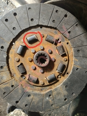 Проблемы со сцеплением. Пластинки, которые выстелены высыпаются, вываливаются в сторону маховика, сцепление нажимается мягко.