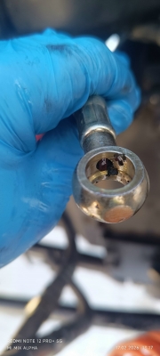  В баке то ли краска хлопьями то ли еще что забили весь топливопровод. Трактор на холостых работает, газуешь - троит.