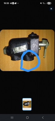 Почему выдавливает масло , где закручивается штуцер?