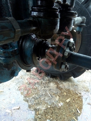 Должен ли торчать так хвостовик, и почему идет пена с нижнего болта с раздатки ?