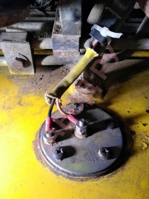 Эти провода приходят к топливному насосу или это датчик уровня топлива? Трактор New Holand   Эти провода приходят к топливному насосу или это датчик уровня топлива? Трактор New Holand