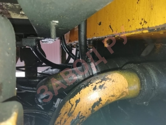 Почему сверху с сапуна гидробака течет масло ? Шланг сапуна РОМа не соединен с гидробаком. 