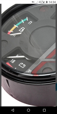 У кого такая комбинация приборов стоит ?Сколько литров показывает первое красное деление ?