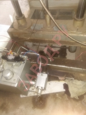 Пресс для шпонирования имеет 8 плунжерных цилиндров и 2 поршневых.Поршневые и плунжерные цилиндры работают вместе или поочередно? 