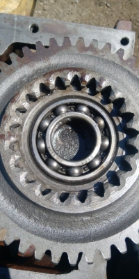 Как вытащить подшипник из вала без подручных средств?