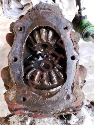  Убирал снег, закусило. С передком колесо крутится, без передка клинит. 