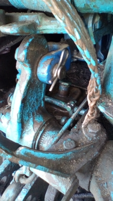 Что за болт посредине на крышке где ВОМ регулируется спереди ?