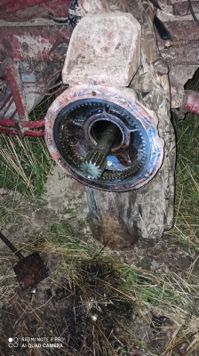 Комбайн кзс-7. Шестерня в кожухе моста кзс-7 вытаскивается или целиком меняется? А если вытаскивается, как вытащить?