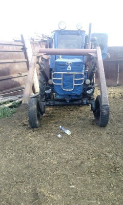 Почему ,когда чистишь навоз с ковшом, при повороте руля влево или вправо-колеса скользят и трактор едет только прямо ?