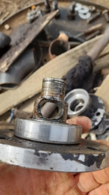 Почему на муфте наружное отверстие целое , а внутреннее разбито , палец целый?