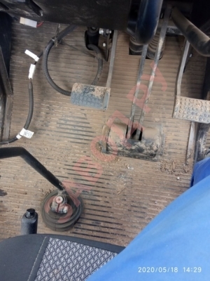 Как добраться на реверс, чтобы посмотреть уровень масла ? Трактор ВТГ-100 волгоградский. Снизу-никак, а от кабины люка нет.