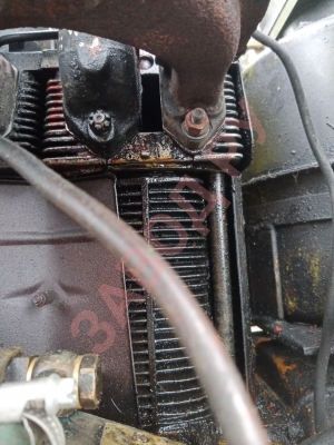  Откуда свежее масло сочится,или из штуцера, или еще откуда ?