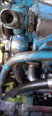 Почему штуцер не зажимает? Пробовал стягивать медными шайбами, все ровно пропускает. Таким образом испортил 2 распределителей и штуцеров..