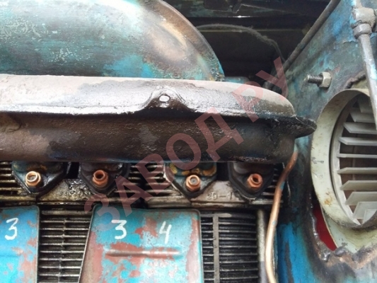 Почему коллектор выхлопной у 4 цилиндра в масле?