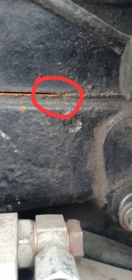 Трактор беларус 82. Менял коленвал(треснул на 2 части) ну и собственно менял все прокладки и шлифовал головку.. В щели между блоком и головкой что то кипит. Трактор беларус 82. Менял коленвал(треснул на 2 части) ну и собственно менял все прокладки и шлифовал головку.. В щели между блоком и головкой что то кипит.