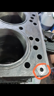 Это- масляный канал, двигатель Д 240. Даже бензин не проходит. Так и должно быть? Это- масляный канал, двигатель Д 240. Даже бензин не проходит. Так и должно быть?