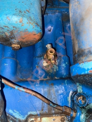 Почему мокрит по резьбе, где выкручивается заглушка? 