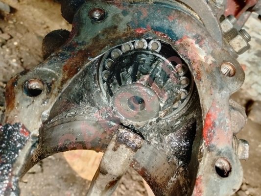 Трактор в одну сторону поворачивает лучше чем в другую. Дозатор или целиндр?